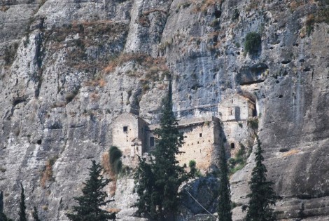 η Παναγιά του βράχου