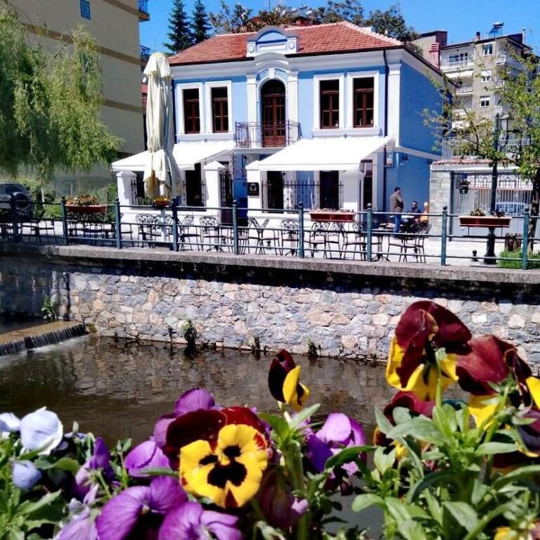 Διαβάζοντας στη Φλώρινα με θέα το ποτάμι.