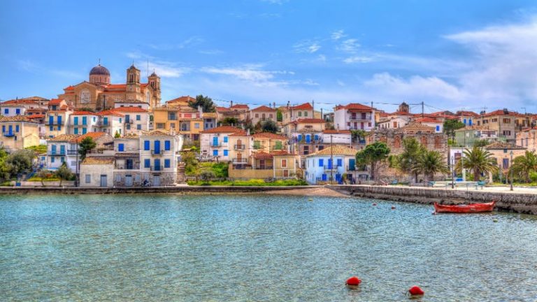 Βόλτα στις πλατείες του Γαλαξιδίου